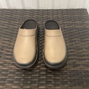 Oofos clogs shoes, women’s size 7